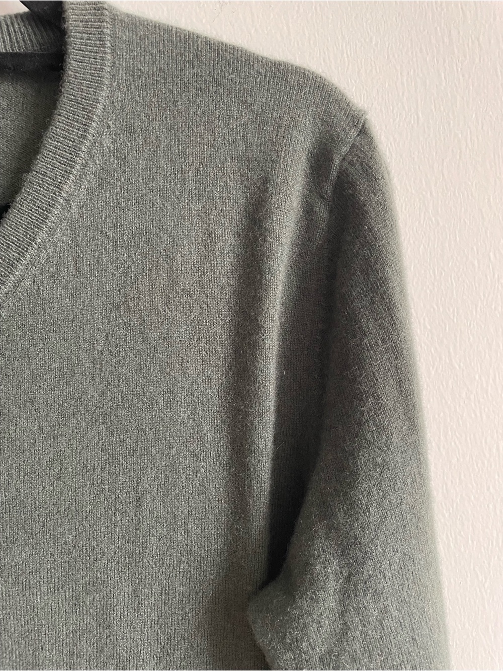 Quince Men's Mongolian Cashmere V Neck Sweater Moss Green Quiet Luxury - Picture 3 of 8